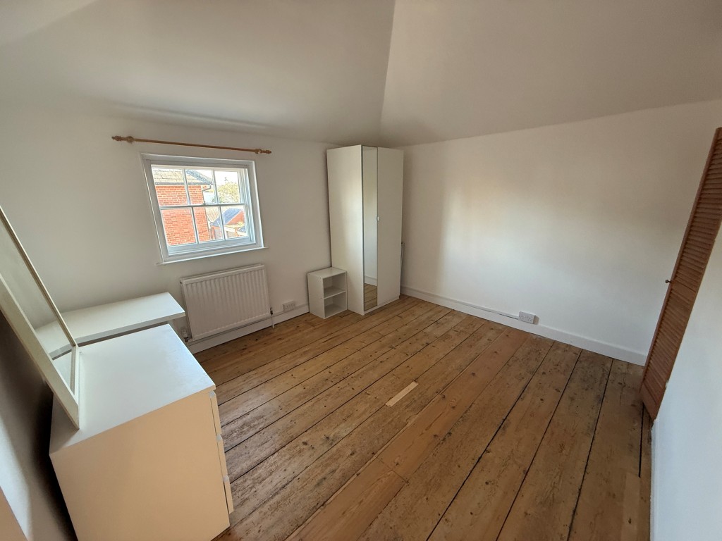 Lot: 97 - FOUR-BEDROOM HOUSE FOR REFURBISHMENT - Bedroom 4